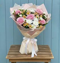 Букет цветов из:  Гвоздики, Орхидеи и Розы в Владимировке