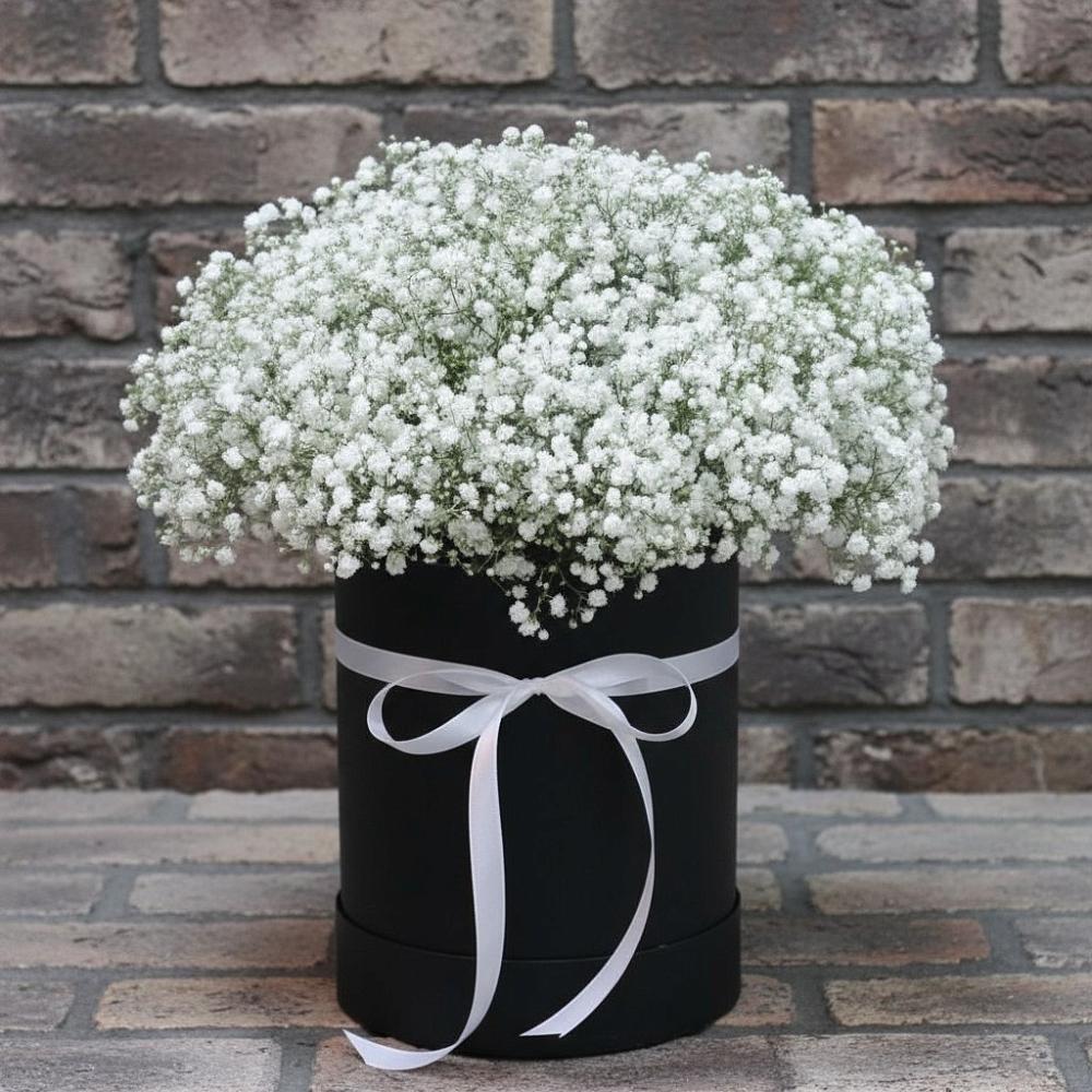 Цветочная композиция из Гипсофила в шляпной коробке в Владимировке