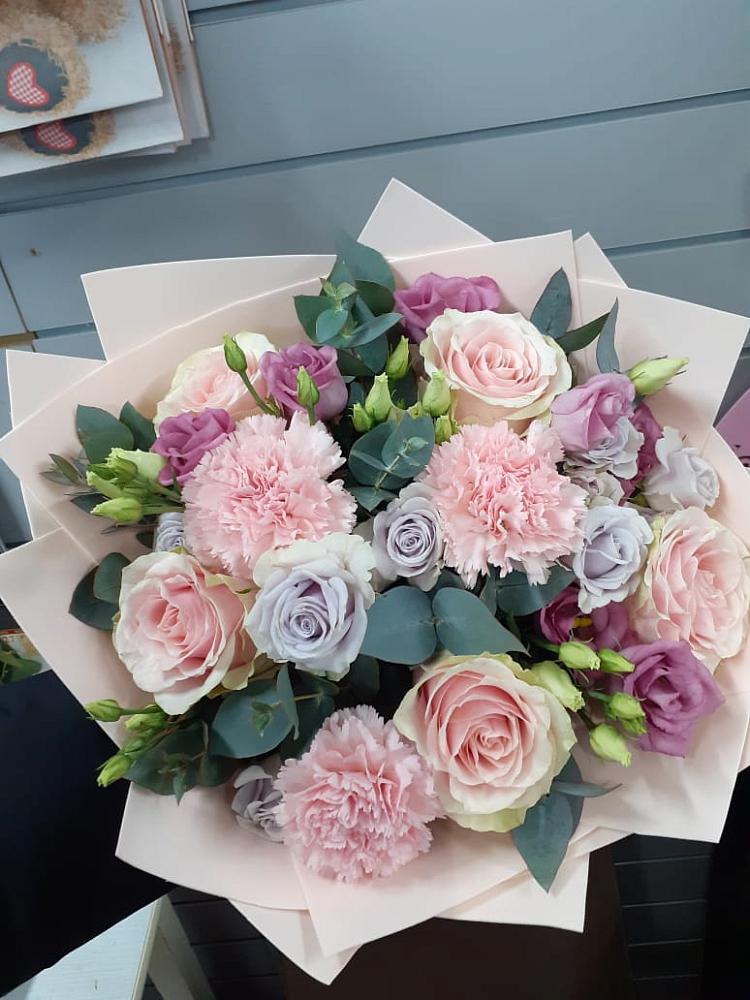 Букет цветов из: Розы, Гвоздики и Лизиантусы в Владимировке